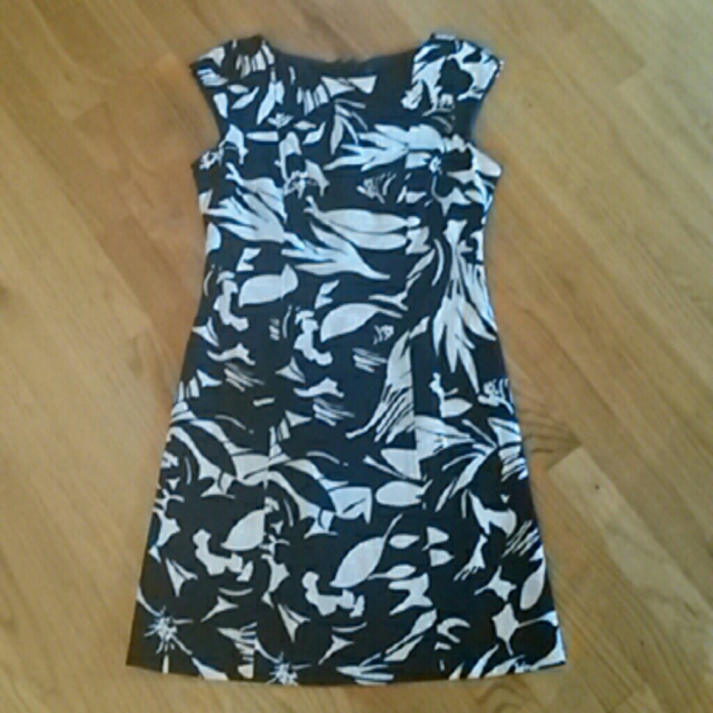 Bold Print Black and White Petite Dress - Picture 4 of 7